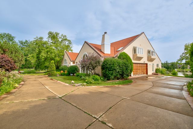 8170 Lake Ridge Drive, Burr Ridge, IL 60527