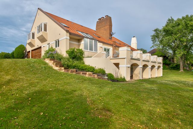 8170 Lake Ridge Drive, Burr Ridge, IL 60527