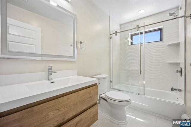 33 Lincoln Avenue, River Edge, NJ 07661