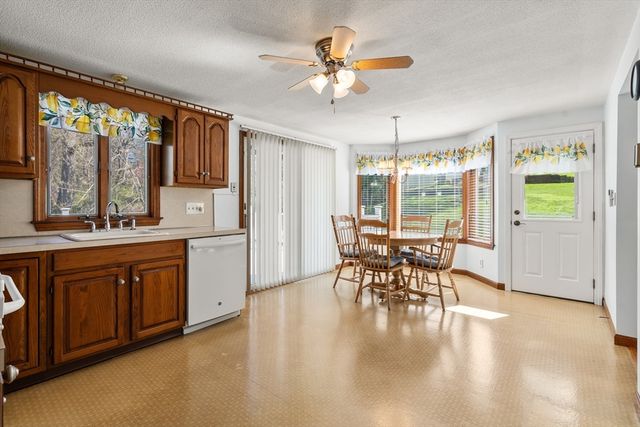 22 Buckingham Ave, West Springfield, MA 01089