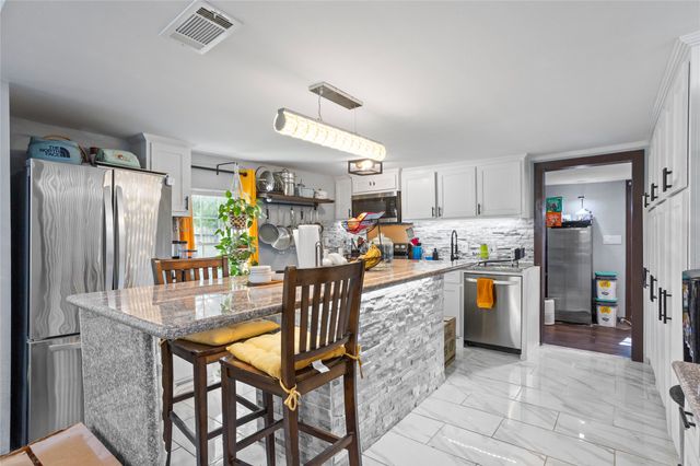 741 N Robinson Street, Cleburne, TX 76031