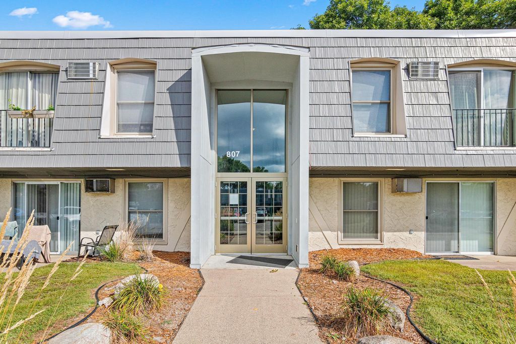807 11th Avenue S 6, Hopkins, MN 55343