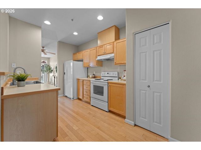 15210 Sw SPARROW Loop 105, Beaverton, OR 97007