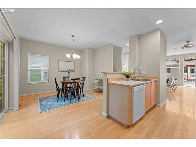 15210 Sw SPARROW Loop 105, Beaverton, OR 97007