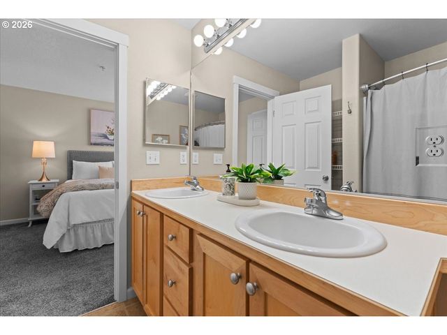 15210 Sw SPARROW Loop 105, Beaverton, OR 97007