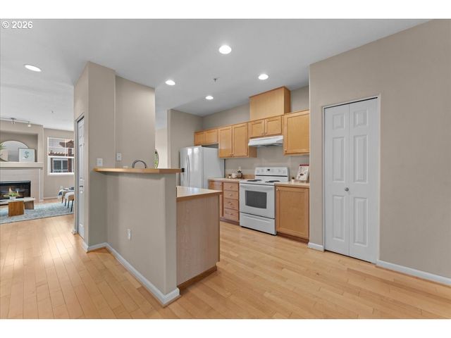 15210 Sw SPARROW Loop 105, Beaverton, OR 97007