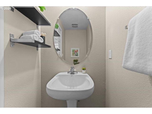 15210 Sw SPARROW Loop 105, Beaverton, OR 97007