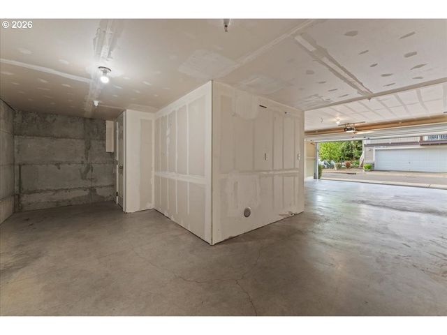 15210 Sw SPARROW Loop 105, Beaverton, OR 97007