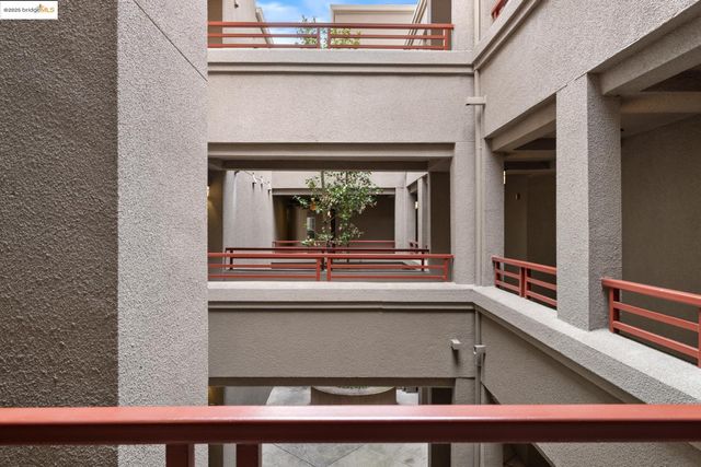 240 Caldecott Ln 208, Oakland, CA 94618