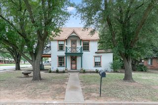 103 N Crockett Street, Henrietta, TX 76365