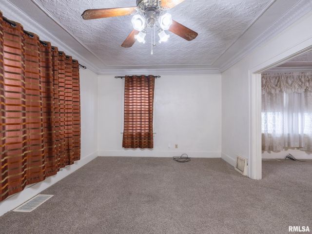 921 BROADWAY Road, Pekin, IL 61554