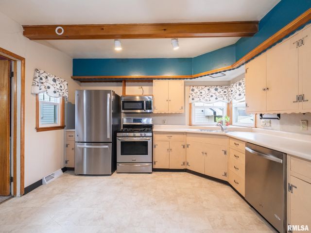 921 BROADWAY Road, Pekin, IL 61554