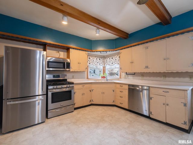 921 BROADWAY Road, Pekin, IL 61554