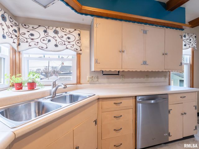 921 BROADWAY Road, Pekin, IL 61554