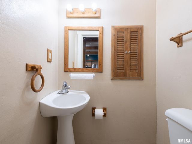 921 BROADWAY Road, Pekin, IL 61554