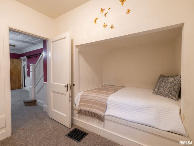 921 BROADWAY Road, Pekin, IL 61554