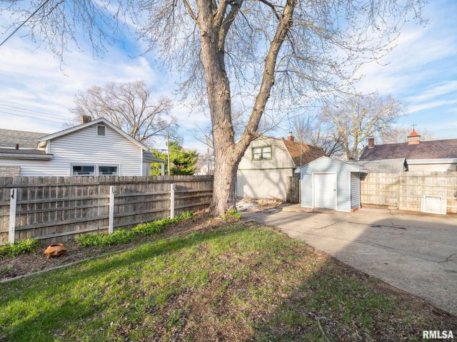 921 BROADWAY Road, Pekin, IL 61554