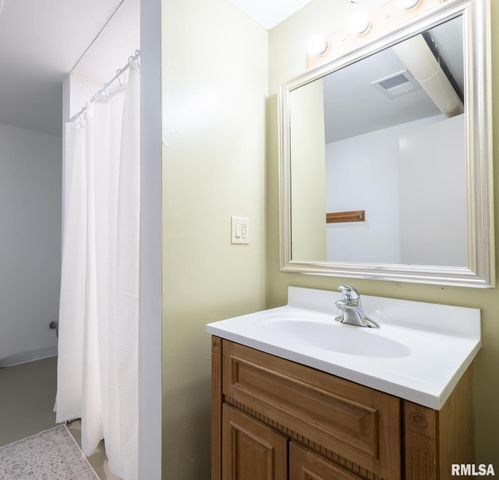 921 BROADWAY Road, Pekin, IL 61554