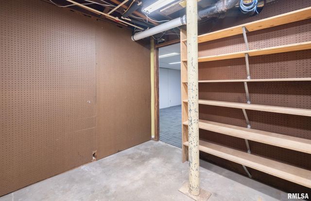 921 BROADWAY Road, Pekin, IL 61554