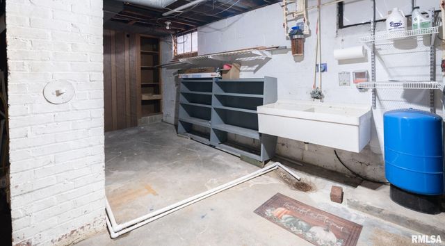 921 BROADWAY Road, Pekin, IL 61554