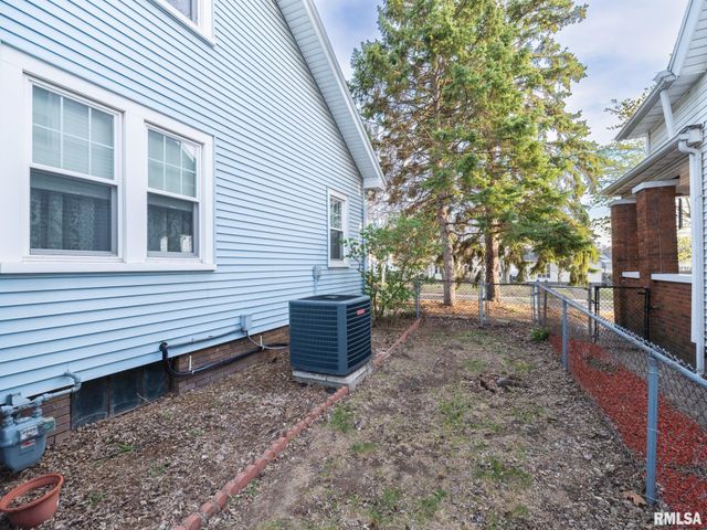 921 BROADWAY Road, Pekin, IL 61554