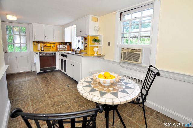 10 Toll House Lane, West Hartford, CT 06117