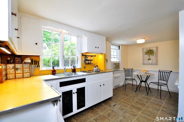 10 Toll House Lane, West Hartford, CT 06117