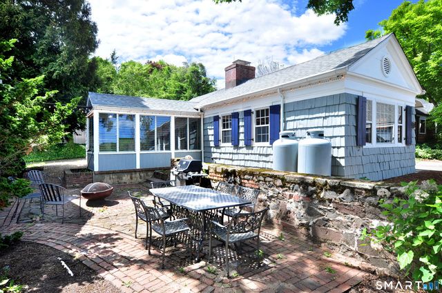 10 Toll House Lane, West Hartford, CT 06117