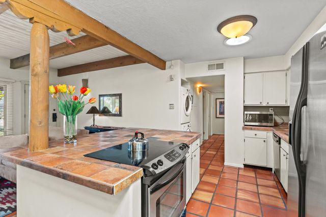 320 Artist 52, Santa Fe, NM 87501