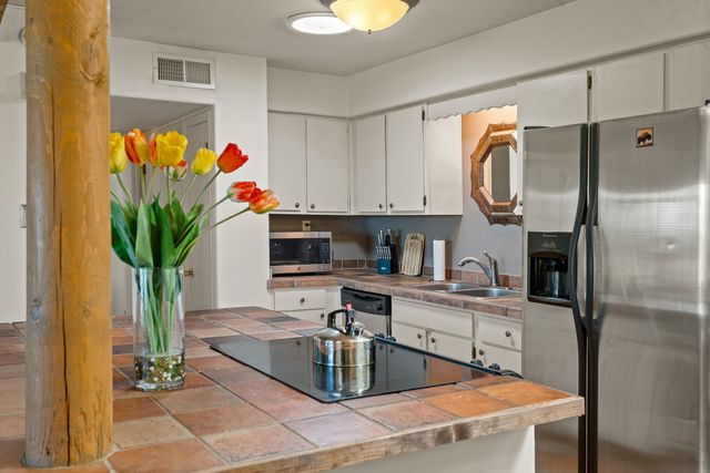 320 Artist 52, Santa Fe, NM 87501