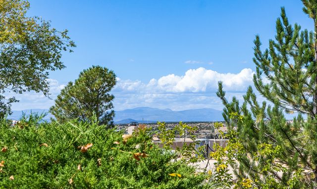 320 Artist 52, Santa Fe, NM 87501