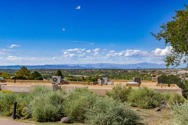 320 Artist 52, Santa Fe, NM 87501