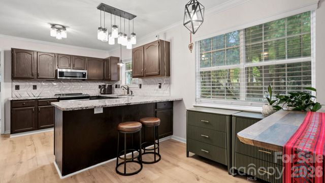 6901 Daerwood Place, Charlotte, NC 28215