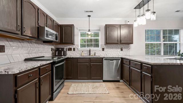6901 Daerwood Place, Charlotte, NC 28215