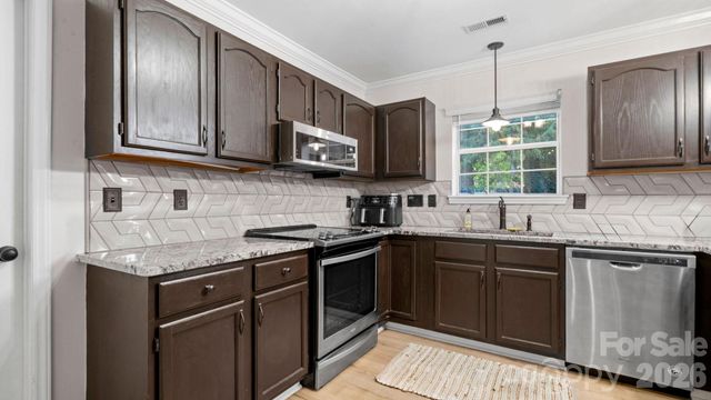 6901 Daerwood Place, Charlotte, NC 28215