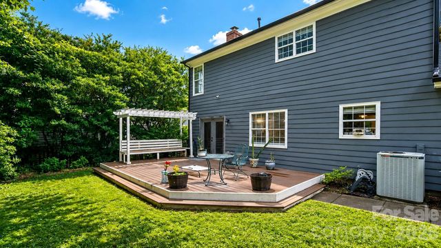 6901 Daerwood Place, Charlotte, NC 28215