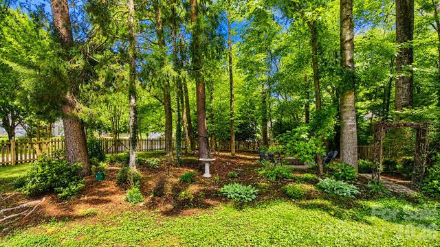6901 Daerwood Place, Charlotte, NC 28215