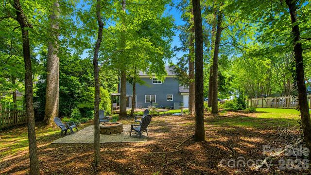 6901 Daerwood Place, Charlotte, NC 28215
