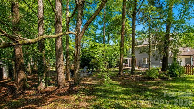 6901 Daerwood Place, Charlotte, NC 28215
