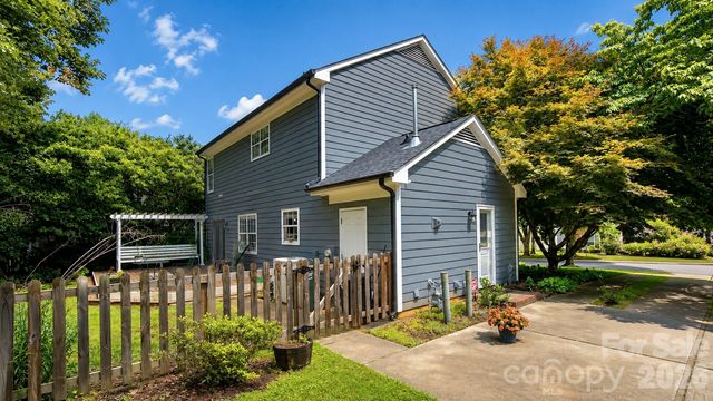 6901 Daerwood Place, Charlotte, NC 28215