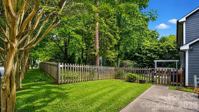 6901 Daerwood Place, Charlotte, NC 28215