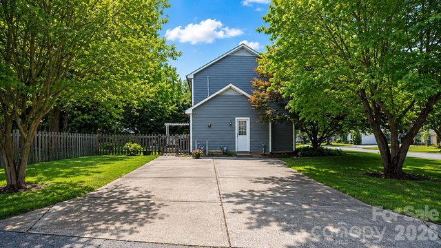 6901 Daerwood Place, Charlotte, NC 28215