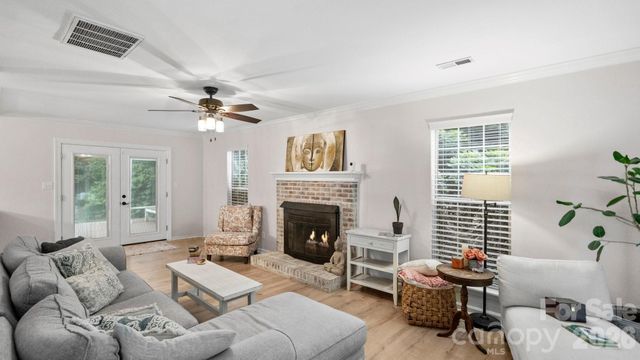 6901 Daerwood Place, Charlotte, NC 28215