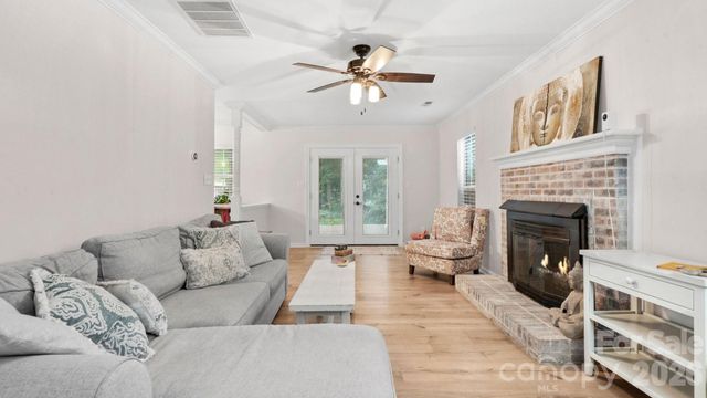 6901 Daerwood Place, Charlotte, NC 28215