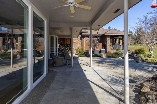 209 Twisted Pine Drive, Grants Pass, OR 97527