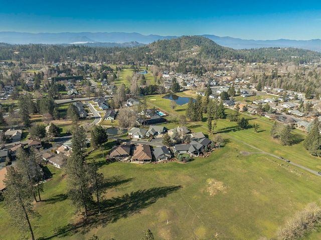 209 Twisted Pine Drive, Grants Pass, OR 97527
