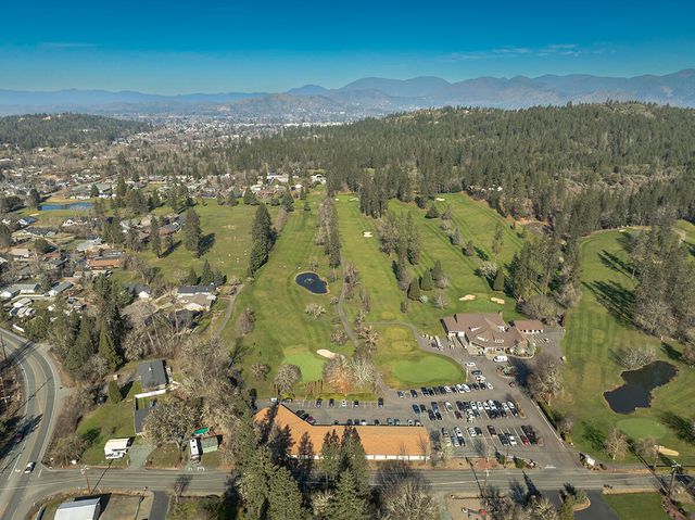 209 Twisted Pine Drive, Grants Pass, OR 97527