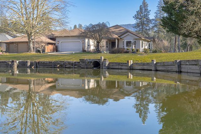 209 Twisted Pine Drive, Grants Pass, OR 97527