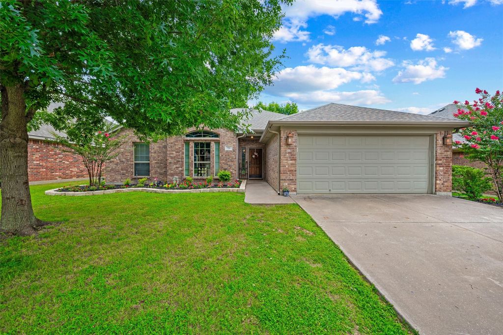 721 Morgan Drive, Burleson, TX 76028