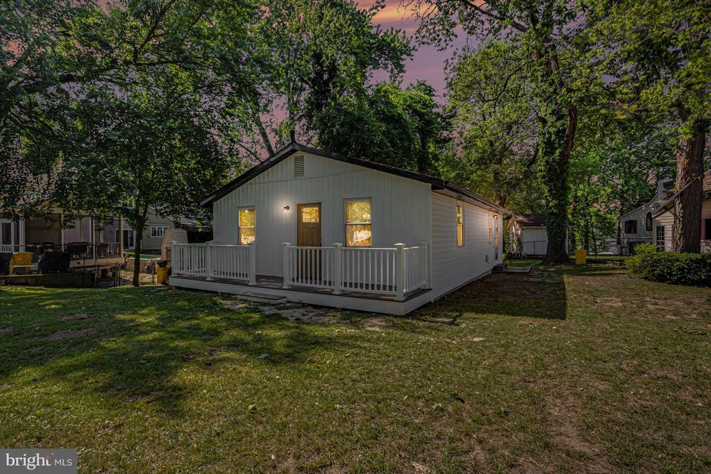 Image 1 of property listing at 910 PIERPOINT DR, Pasadena, MD 21122